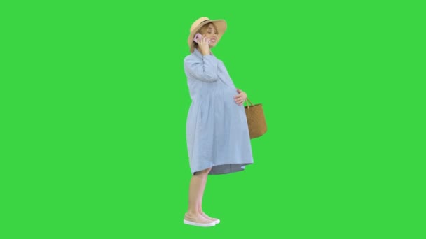 Femme enceinte debout et parlant par téléphone en été sur un écran vert, Chroma Key. — Video