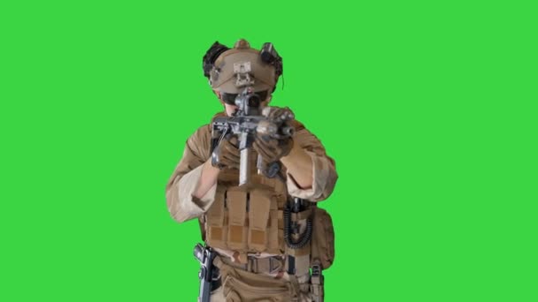 Soldat schießt mit Waffe auf Green Screen, Chroma Key. — Stockvideo