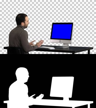 Genç iş adamı bilgisayarı Alpha Channel 'da video görüşmesi yapıyor. Mavi Ekran Modifiye Görüntüsü.