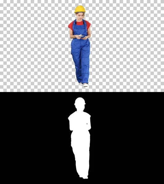 Kvinnliga byggnadsarbetare räkna pengar när du går, Alpha Channel — Stockfoto
