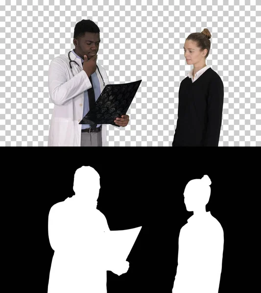 Patiënt komt naar dokter met röntgenfysiotherapeut die röntgenfoto 's uitlegt aan patiënt, Alpha Channel — Stockfoto