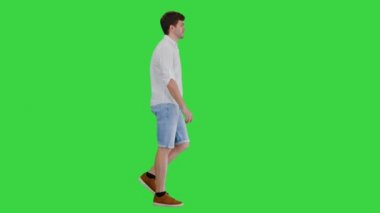 Yeşil Ekran, Chroma Key 'de yürüyen ve ileriye bakan sıradan bir genç..