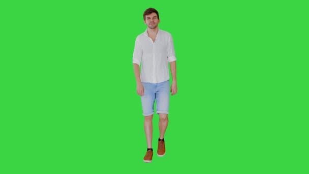 Lässiger junger Mann geht und freut sich auf Green Screen, Chroma Key. — Stockvideo