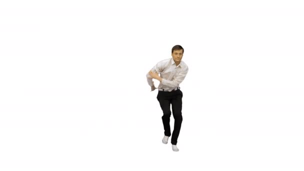Beyaz gömlekli ve siyah pantolonlu genç adam beyaz arka planda break dans yapıyor.. — Stok video