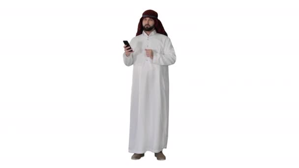 Araber mit seinem Smartphone im Internet surfen oder Nachrichten auf weißem Hintergrund verschicken. — Stockvideo