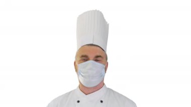 Erkek aşçı, beyaz arka planda virüs hastalıklarından korunmak için yüz koruyucu maske takıyor..