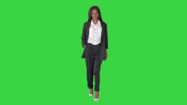Günlük Afrikalı Amerikalı İş kadını Yeşil Ekran 'da yürüyor, Chroma Key.