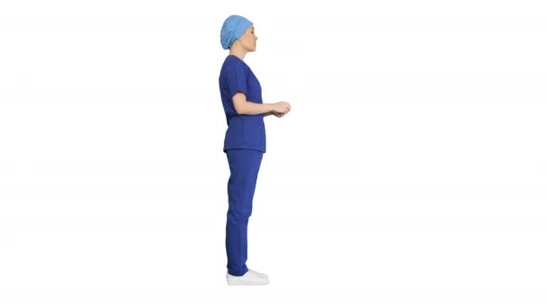 Medico donna in uniforme blu che parla di assistenza medica su sfondo bianco. — Video Stock