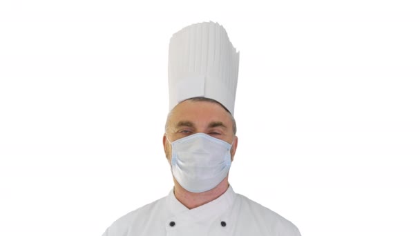 Cozinheiro chef masculino vestindo máscara médica protetora facial para proteção contra doenças virais no fundo branco. — Vídeo de Stock