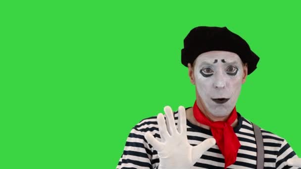 Mladý legrační mime za neviditelnou stěnou na zelené obrazovce, Chroma Key. — Stock video