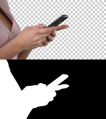 Akıllı telefon kullanan güzel bir kadın eli, Alpha Channel.