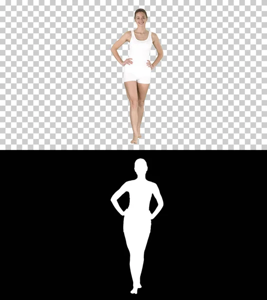 Подтянутая и спортивная девушка в белом нижнем белье ходит босиком с руками на бедрах, — стоковое фото