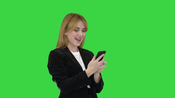 Mutlu iş kadını cep telefonuyla yeşil ekranda başarısının tadını çıkar, Chroma Key. — Stok video