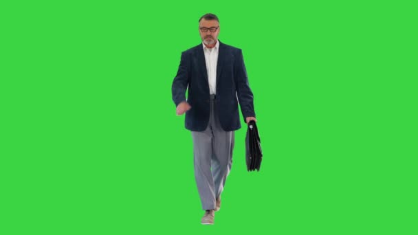 Olgun iş adamı aceleyle yürüyor ve yeşil ekran Chroma Key 'e bakıyor.. — Stok video
