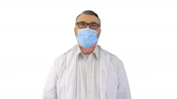 코로나 바이러스 (Coronavirus Covid-19) 에 맞서 의료용 마스크를 쓰고 흰 배경에 크게 숨쉬는 의사. — 비디오