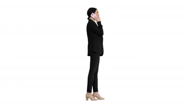Ung affärskvinna talar på sin telefon på vit bakgrund. — Stockvideo
