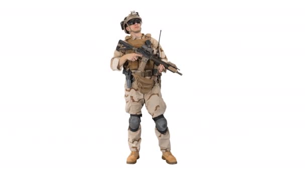 Уставший американский солдат с винтовкой на белом фоне. — стоковое видео