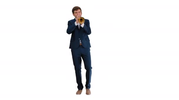 Hombre de traje de pie tocando la trompeta sobre fondo blanco. — Vídeos de Stock