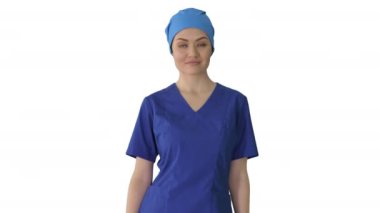 Kendine güvenen hemşire ya da mavi üniformalı doktor beyaz arka planda kameraya doğru yürüyor..