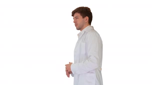 Doutor vestindo casaco branco explicando algo no fundo branco. — Vídeo de Stock