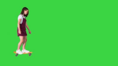 Yeşil ekranda kaykay süren tatlı Asyalı kız, Chroma Key..