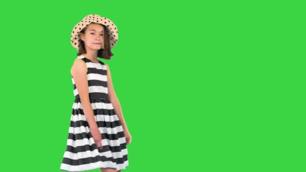 Freundliche süße fröhliche asiatische Schulmädchen winken hallo in die Kamera auf einem Green Screen, Chroma Key. — Stockvideo