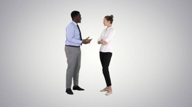 Afrikalı Amerikalı iş adamı Collegu 'suna bir şey anlatıyor.