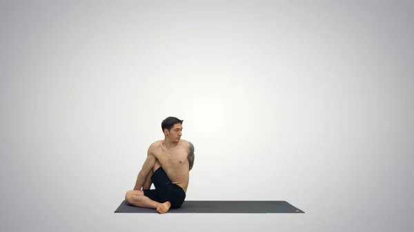 Yoga yapan bir adam, arka planda uzayan bir gövde.. — Stok fotoğraf