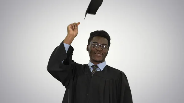 Vzrušený africký americký student házet minometnou desku v th — Stock fotografie