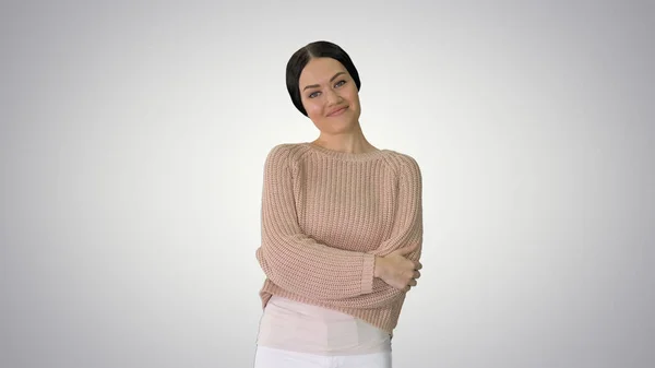 Joven mujer sonriente agitando su mano como un saludo mirando a la — Foto de Stock