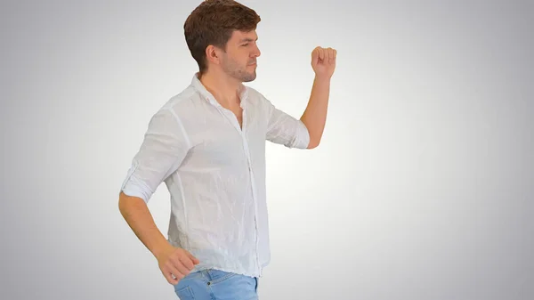 Jovem alegre em roupas casuais dançando feliz enquanto walki — Fotografia de Stock