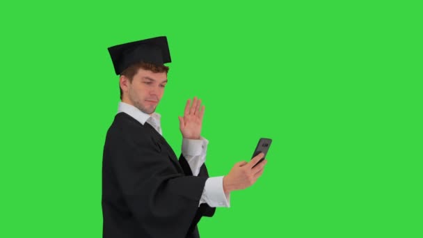 Yüksek lisans öğrencisi yeşil ekranda farklı jestlerle selfie çekiyor, Chroma Key.. — Stok video