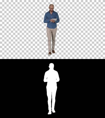 Tablet sörf interneti kullanan ve yürüyen Arap adam, Alfa Cha