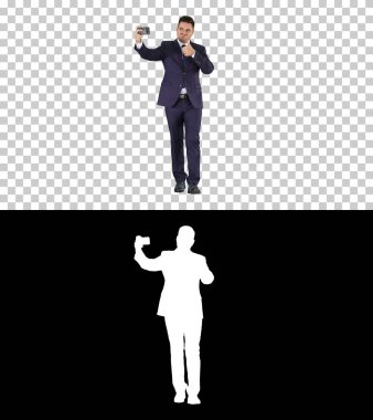 Yakışıklı takım elbiseli adam yürürken selfie çekiyor, Alpha Channe