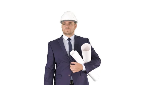 Мужчина-архитектор в костюме и в каске ходит с чертежами и портфелем на белом фоне. — стоковое фото