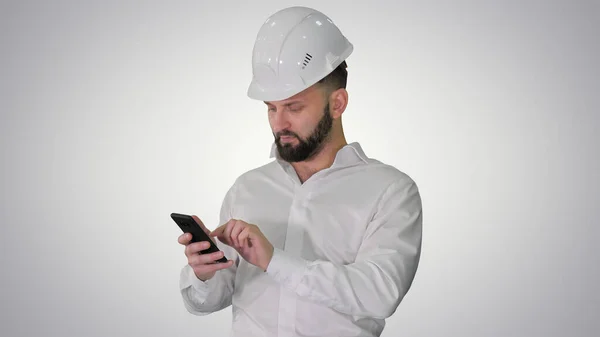 Smart engineer in white shirt and safety engineering hat using s — Stock Photo, Image