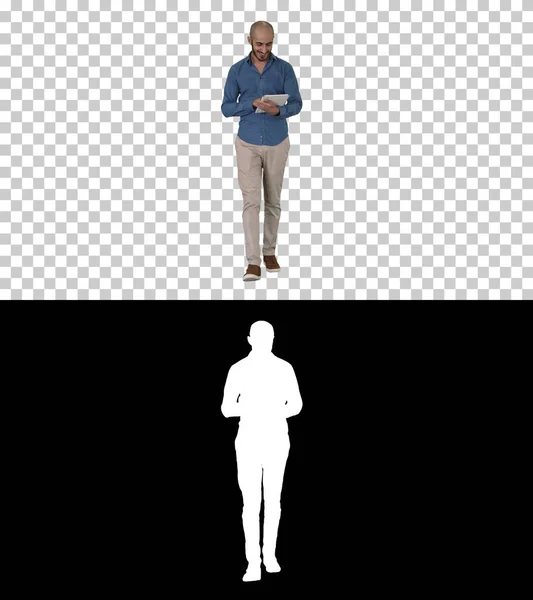 Arabský muž chůze a pomocí tabletu surfování na internetu, Alpha Cha — Stock fotografie