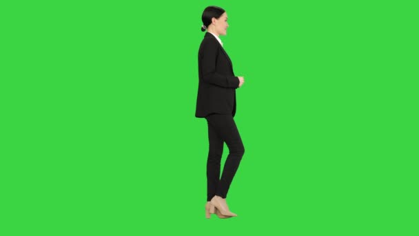 Donna d'affari sorridente spiegando e gesticolando mentre camminava su uno schermo verde, Chroma Key. — Video Stock