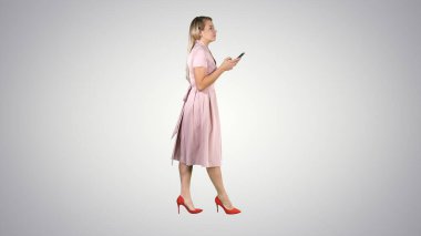 Güzel sarışın kadın cep telefonu kullanarak gradyan üzerine mesaj atıyor