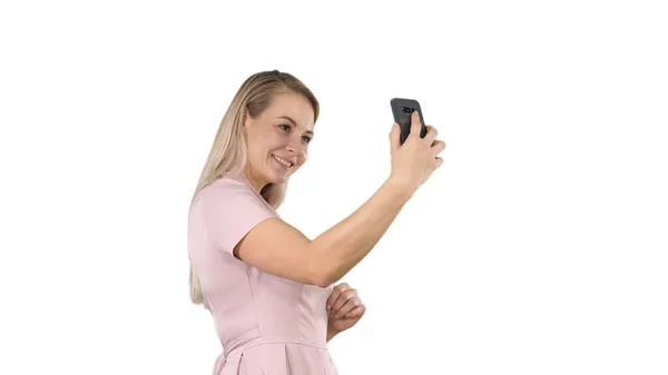 Mooie jonge vrouw doet selfies op witte achtergrond. — Stockfoto