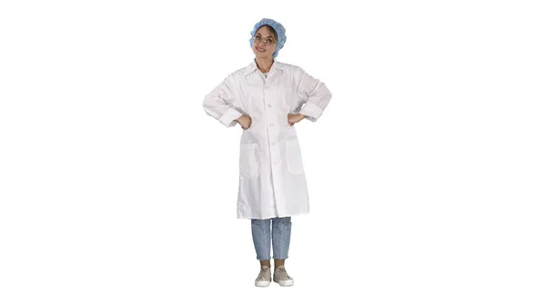 Lekarz kobieta z rękami na biodrach, stojąc, zrelaksowany i uśmiechnięty, — Zdjęcie stockowe