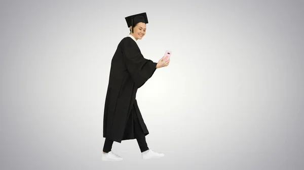 Glückliche Absolventin in Mortarboard macht Selfie auf ihrem Handy — Stockfoto