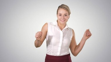 Gradyan arka planda dans eden iş kadını.