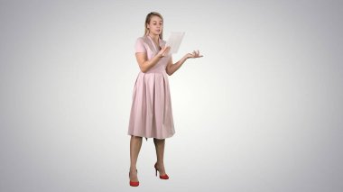 Genç kız çevrimiçi video sohbet tablet üzerinde gradyan arkaplan.