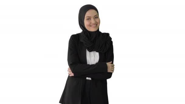 Mujer de negocios árabe sonriente con hijab posando para la cámara sobre fondo blanco. — Vídeos de Stock