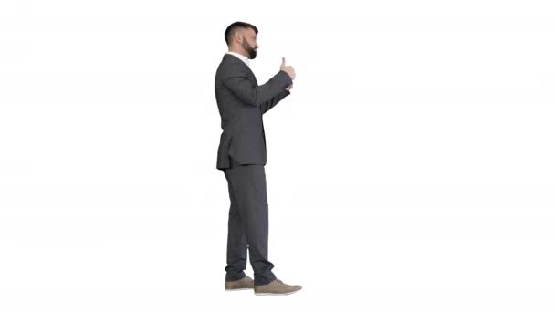 Stílusos jóképű szakállas férfi hüvelykujj-up fehér háttér. — Stock videók