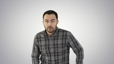 Genç adam gradyan arkaplanda koşmaya çalışıyor..