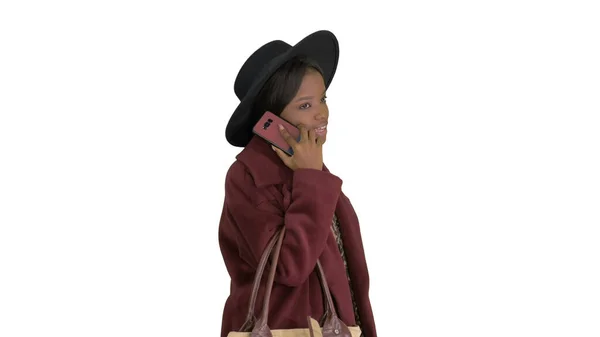코트를 입고 검정 모자를 쓴 아프리카계 미국인 패션 소녀가 t 에 대해 이야기하는 모습 — 스톡 사진