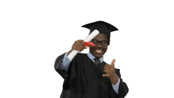 Emocionado afro-americano estudante do sexo masculino em vestes de graduação renúncia — Fotografia de Stock