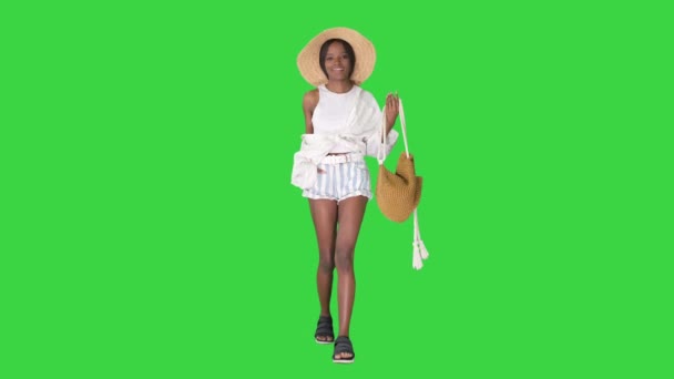 Літо в місті красива афро-американська жінка, одягнена в модний капелюх ходячи на зеленому екрані, Chroma Key. — стокове відео
